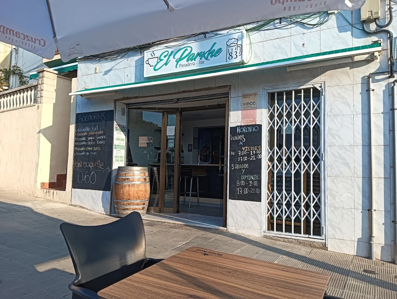 Fachada y terraza de El Parxhe 83 en Castelldefels