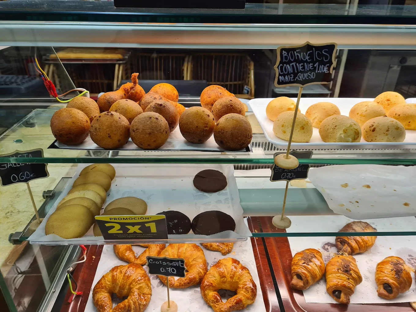 Pan de queso recién horneado en la barra de El Parxhe 83